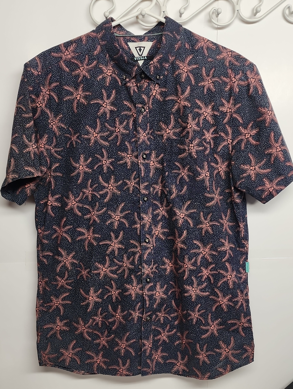 VISSLA Navy Short-Sleeve Button-Down Shirt with Coral Palm Tree Print Size L